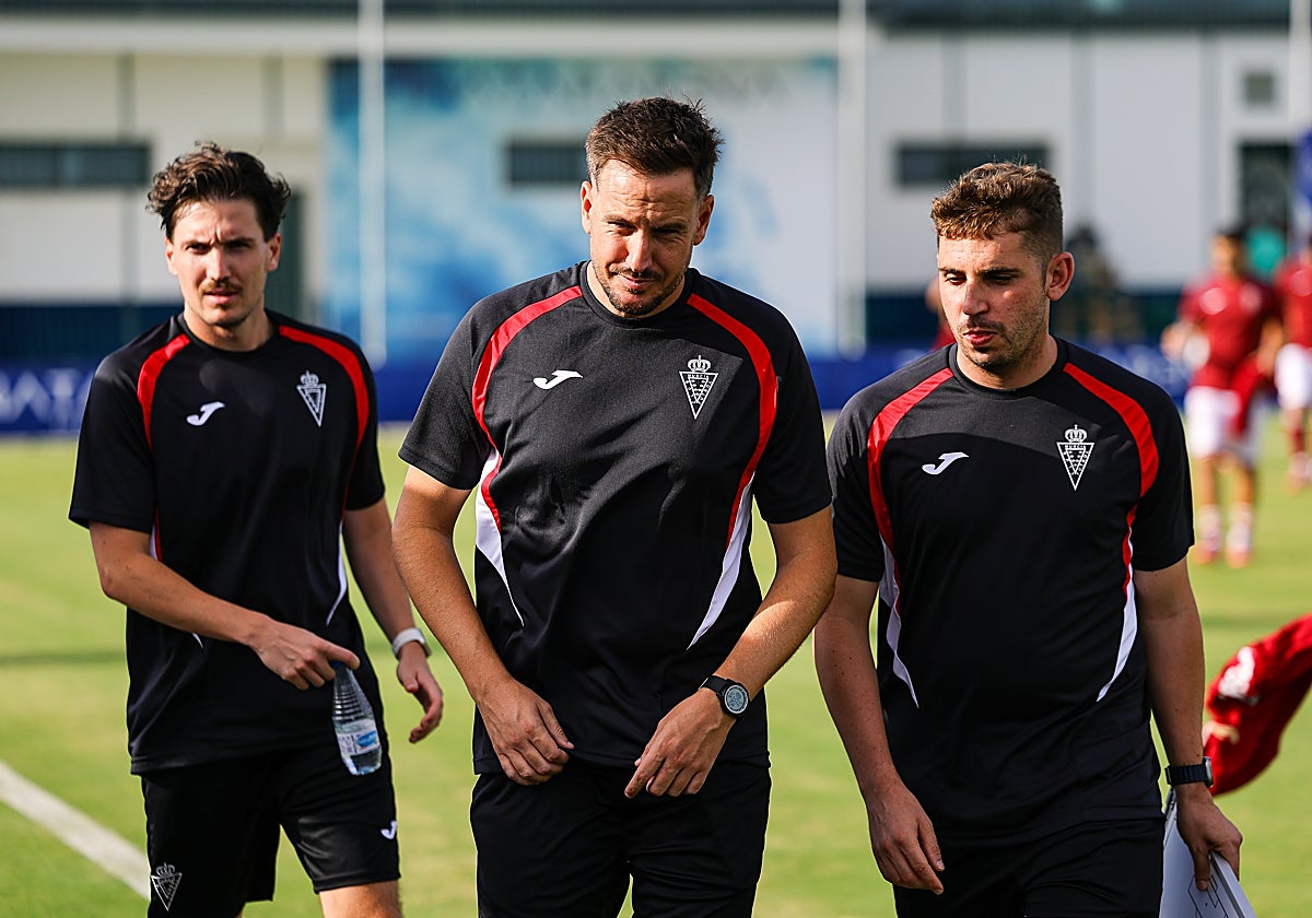 Sergi Guilló (c), junto a Dani Soler y Koke Gallego, durante el primer amistoso del Real Murcia.