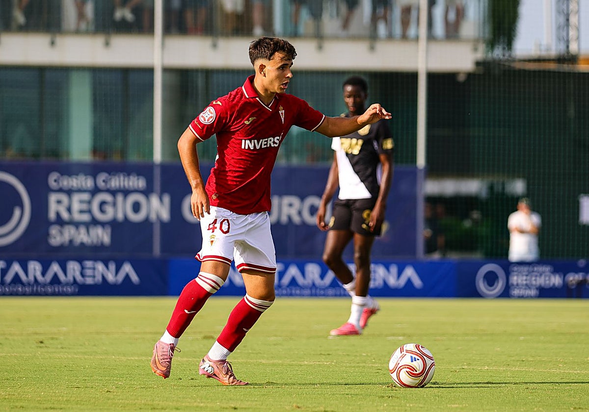 Alejandro Meca conduce el balón en el primer amistoso del Real Murcia esta pretemporada ante el Port Vale en Pinatar Arena.