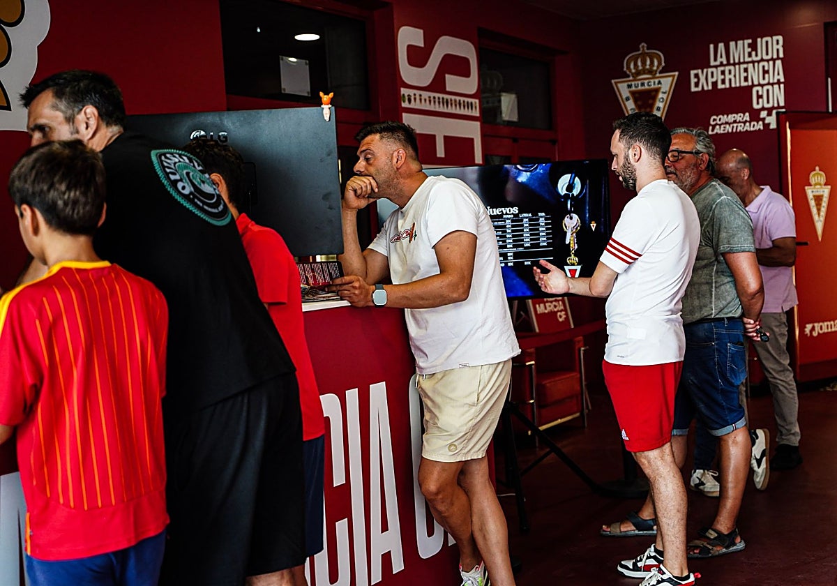 Varios aficionados del Real Murcia en el estadio Enrique Roca abonándose al equipo.