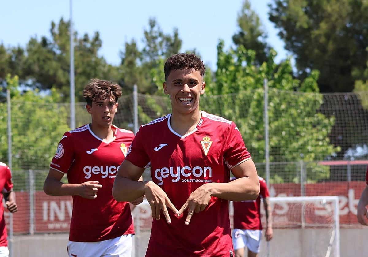 Christian Alemany, extremo del Imperial, celebra un gol en un partido de División de Honor juvenil.