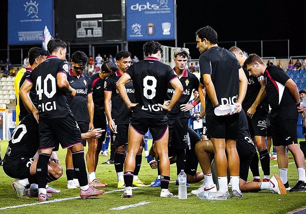 Los jugadores del Real Murcia atienden en la charla táctica del entrenador Sergi Guilló en Lorca.