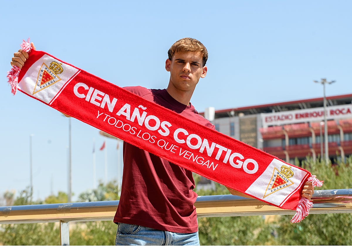 Jorge Sánchez, en el mediodía del martes, en los alrededores del Estadio Enrique Roca.