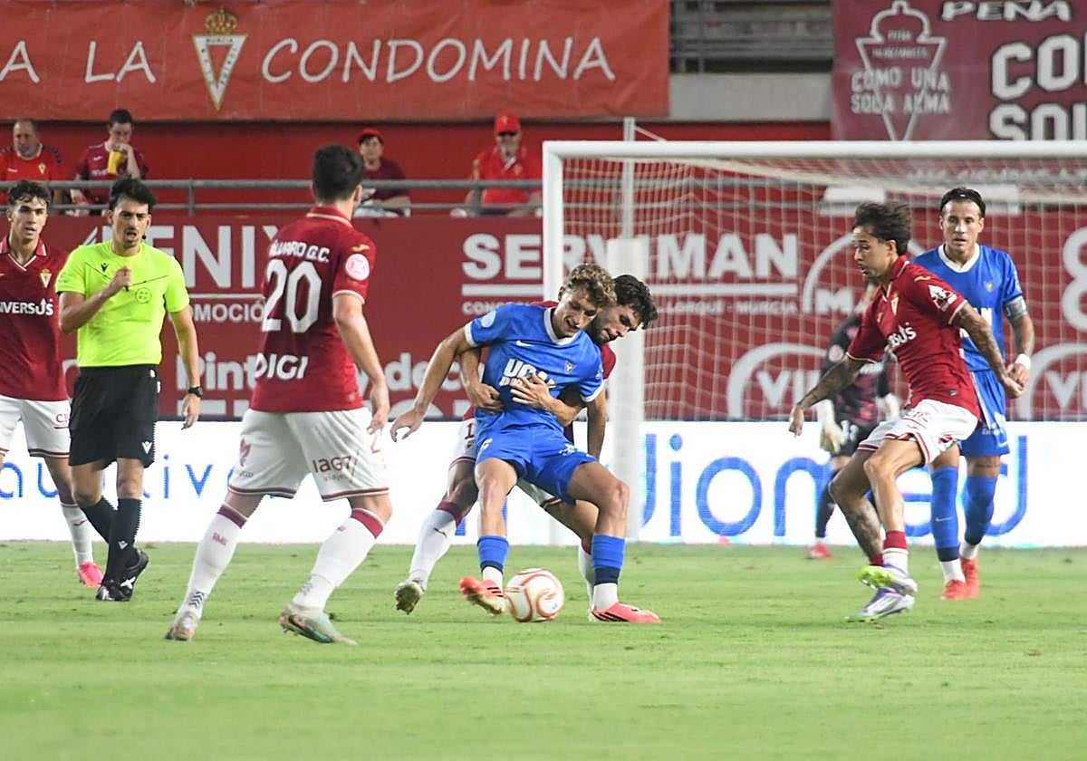 .Jugadores de Real Murcia y UCAM buscan la posesión del balón
