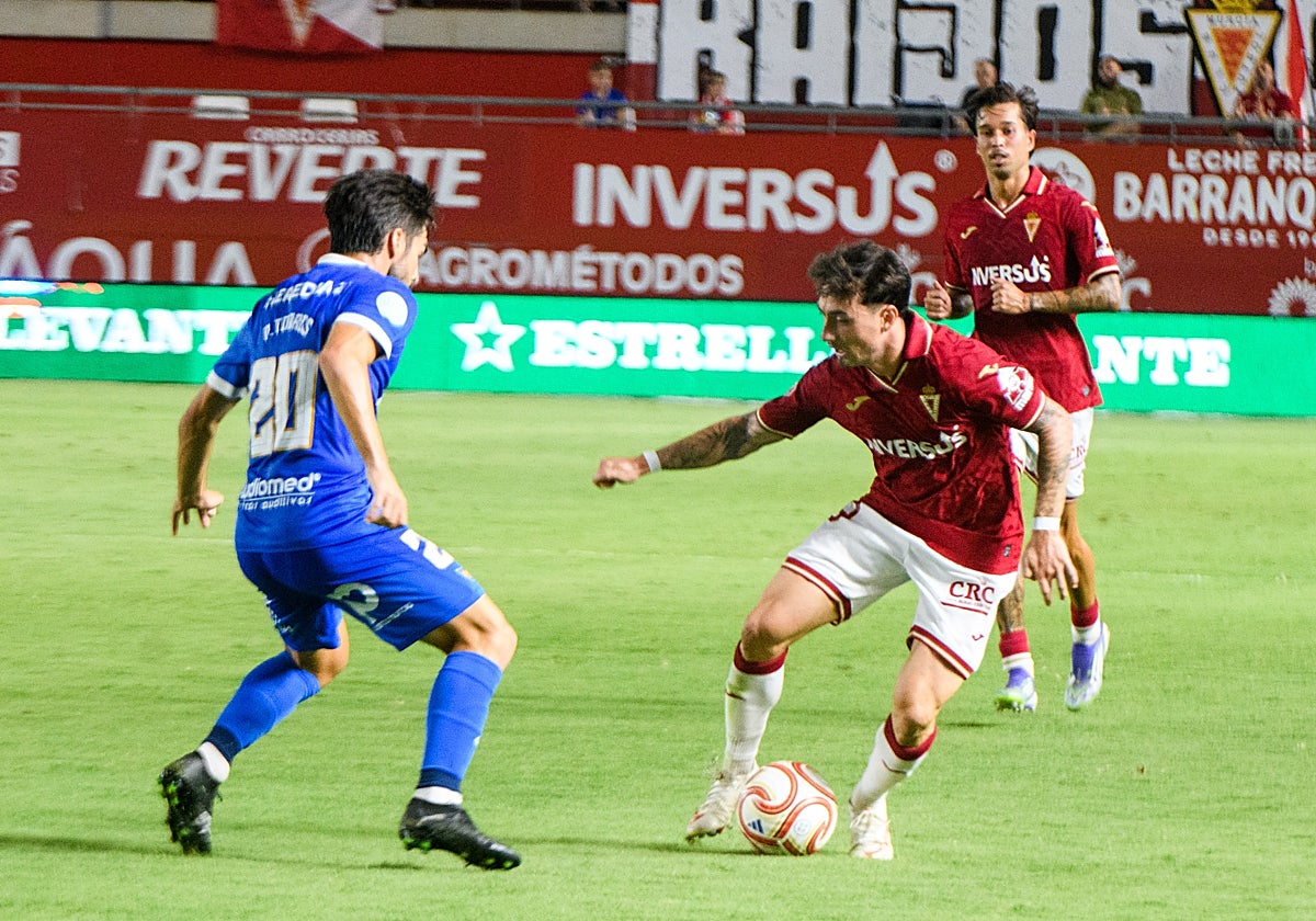 Joel Jorquera encara a Paco Torres durante el duelo de semifinales de la Copa RFEF.