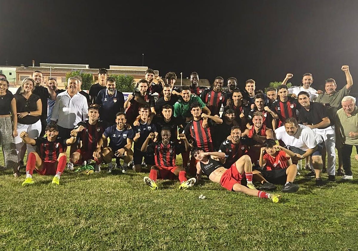 Los jugadores y aficionados del CD Cotillas celebrando este miércoles el pase a la final regional de la Copa Federación tras vencer al Olímpico de Totana por 0-1.