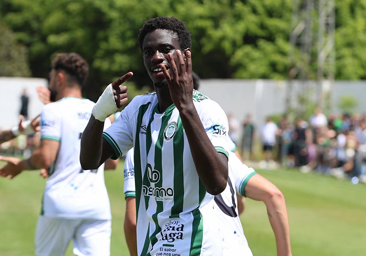 Usse Diao, nuevo fichaje grana, celebra un gol con el Juventud Torremolinos el curso pasado