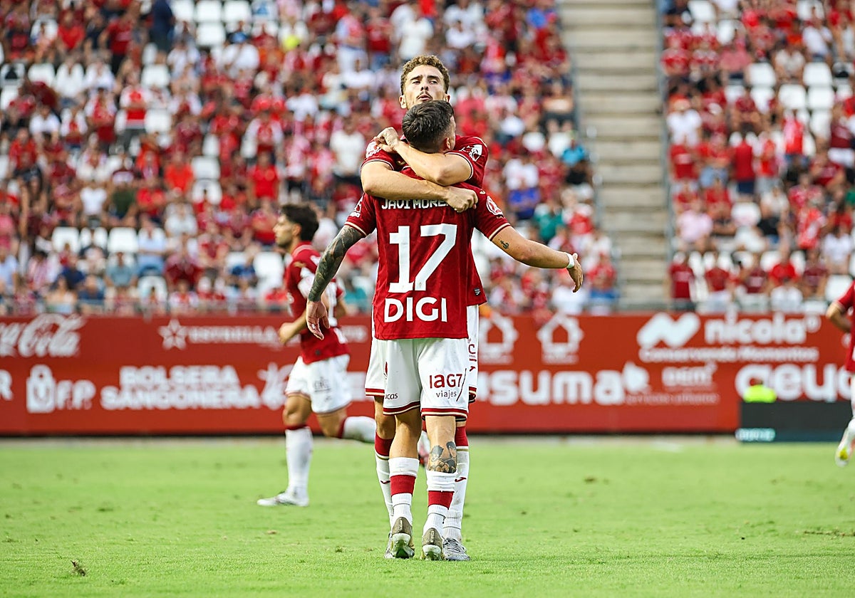 Javi Moreno y Joan Rojas celebran uno de los tantos del encuentro