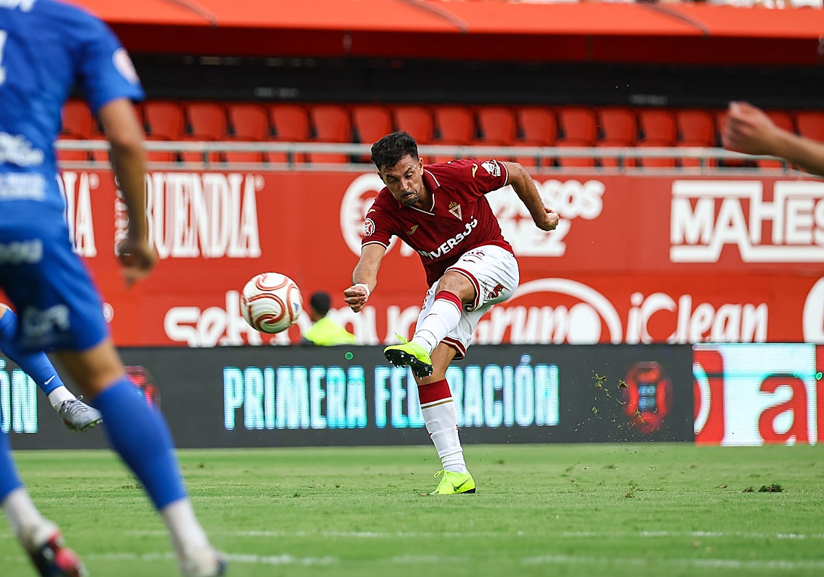 Álvaro Bustos realiza un disparo en el duelo del pasado domingo ante el Teruel.