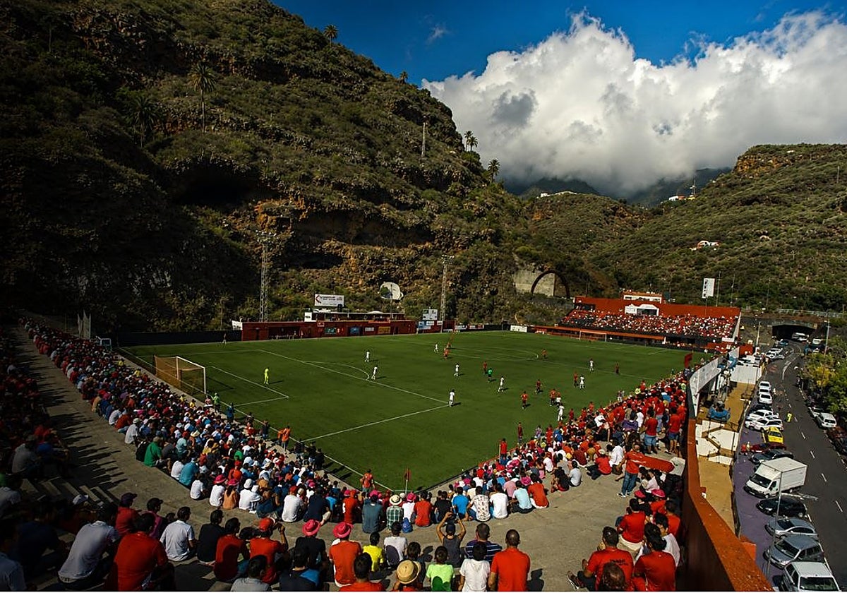 El Estadio Silvestre Carrillo de Santa Cruz de La Palma, lleno a reventar, durante un encuentro de 'playoff' del CD Mensajero.