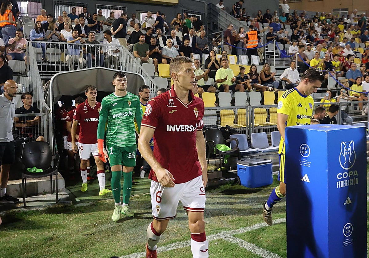 Alberto González, capitán del Real Murcia, encabeza el equipo en su salida al campo de Los Arcos en Orihuela.