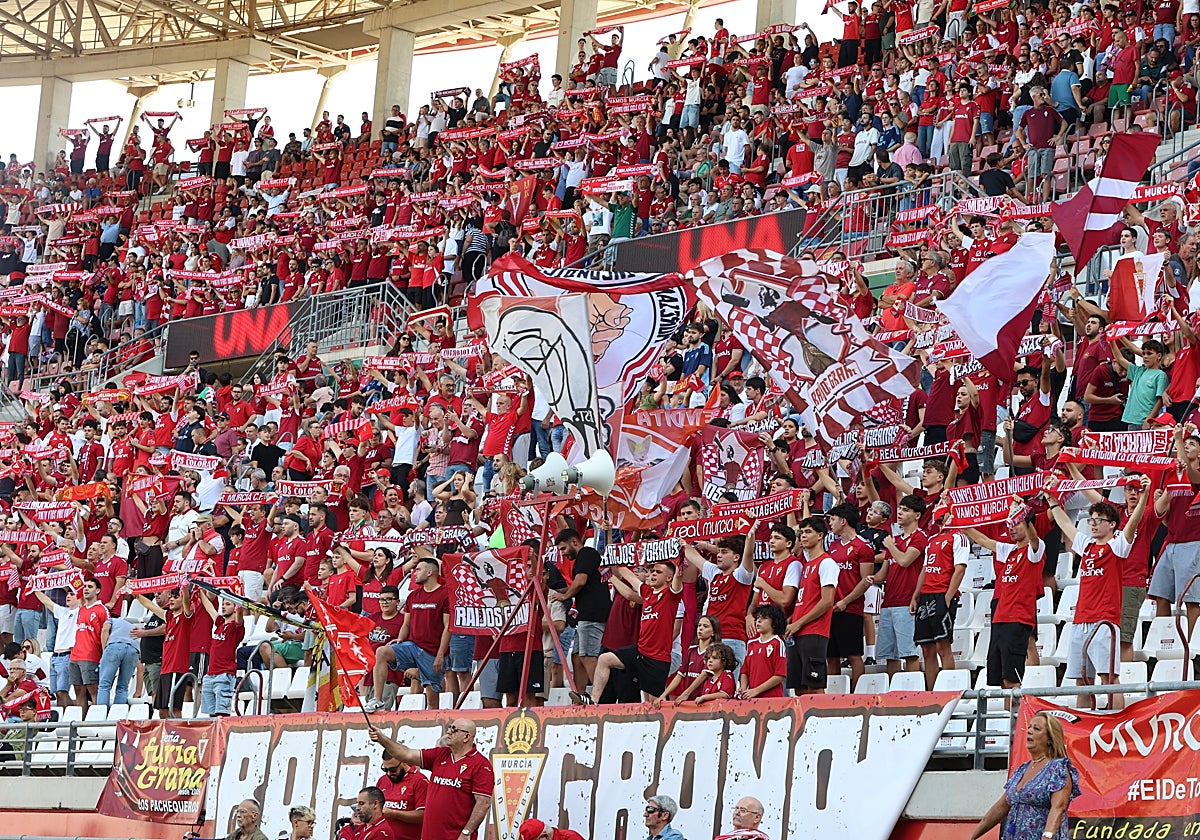 El fondo sur del Enrique Roca, durante el himno, antes del duelo ante el Europa el pasado sábado.