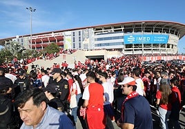 Aficionados del Real Murcia congregados en el exterior del estadio Enrique Roca antes del último derbi ante el FC Cartagena.