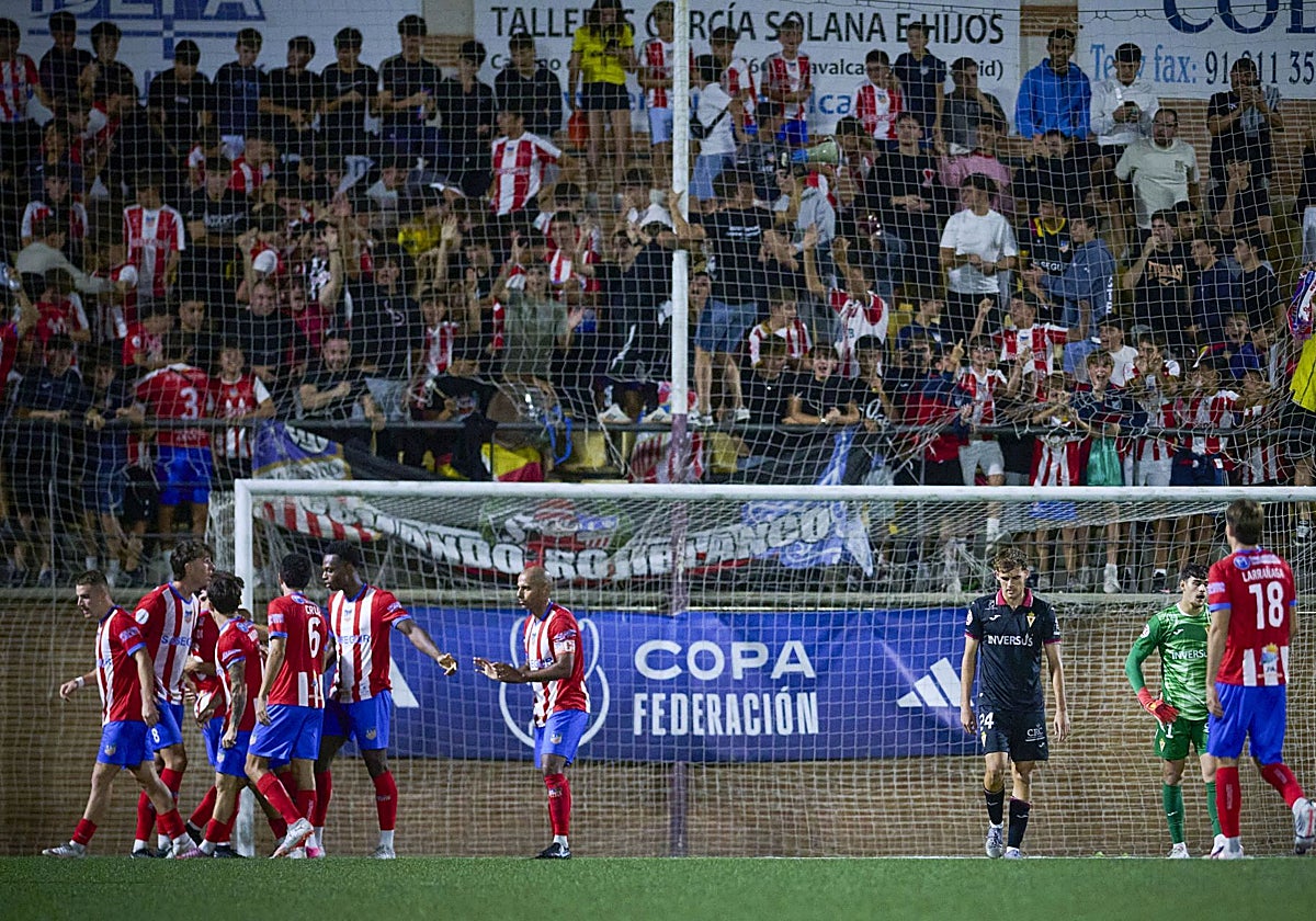 Los jugadores del CDA Navalcarnero celebran uno de los tres goles marcados al Real Murcia en la Copa Federación.