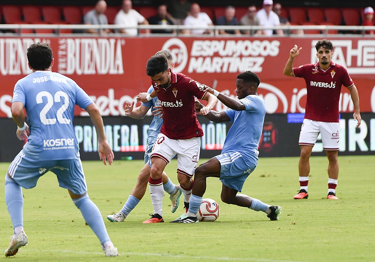 Meshak, jugador del Nàstic, intenta robarle la pelota a Chema Núñez, del Real Murcia.
