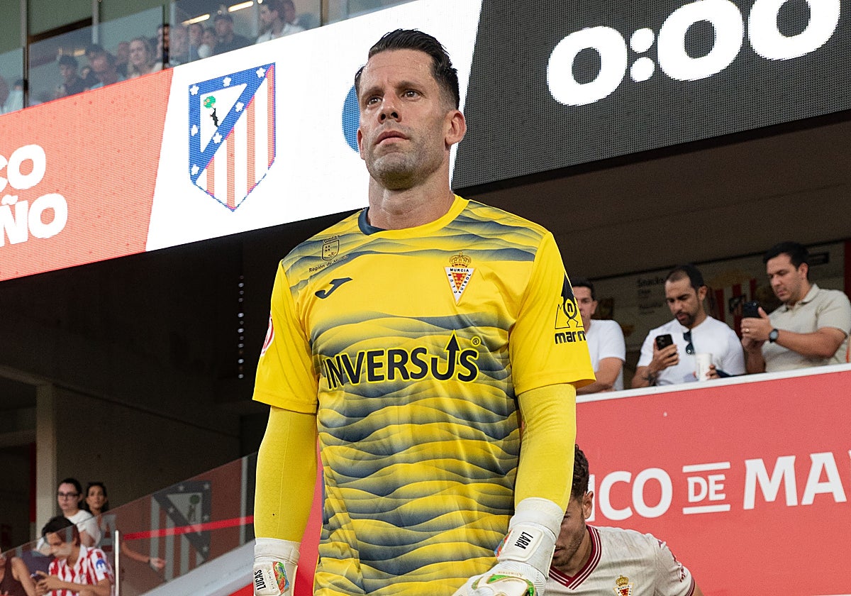 Dani Jiménez sale del túnel de vestuarios instantes antes del duelo ante el Atleti B.