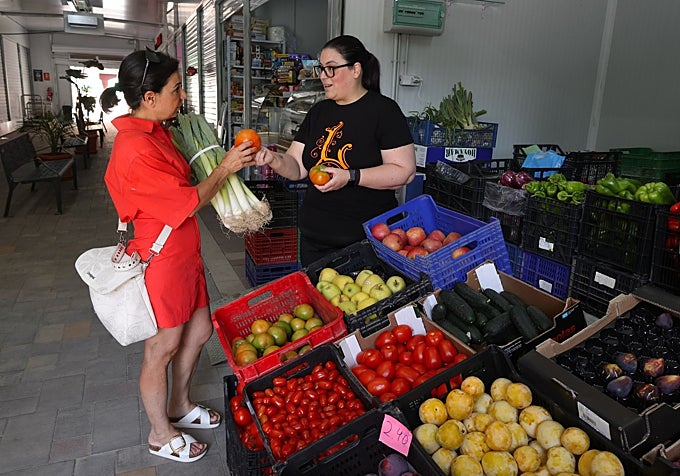 Las hermanas López, en el mercado de abastos de Jumilla.