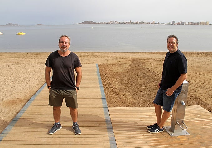 Con las islas del Mar Menor y La Manga al fondo.