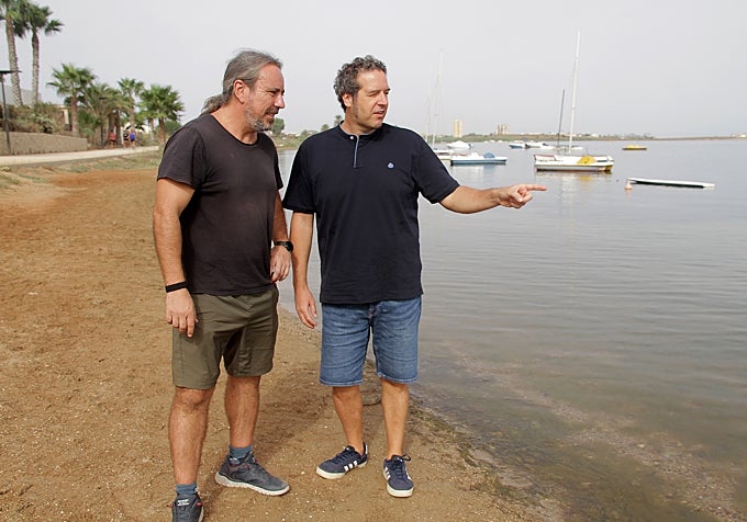 Alberto Chessa y Juan de Dios García asomándose a la orilla del Mar Menor en Playa Honda.