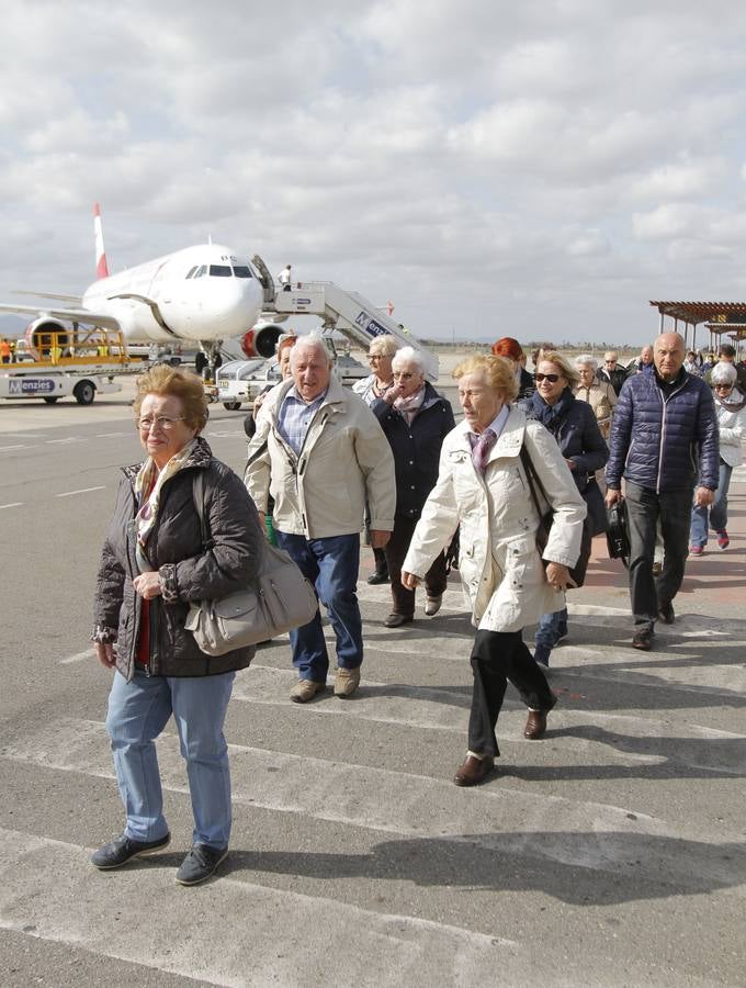 Primeros turistas nada más bajar del avión en el aeropuerto de San Javier.