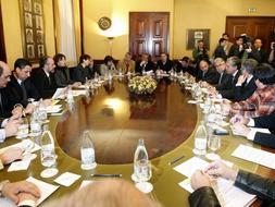 Vista general de la reunión celebrada en el Congreso de los Diputados por representantes de todos los grupos parlamentarios y los agentes sociales para una condena unánime del atentado. /EFE