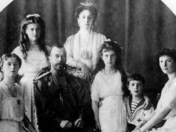El último zar, Nicolás II, junto a su mujer y sus hijos. /ARCHIVO