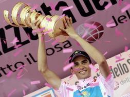 Alberto Contador, en el podio de Milán con el trofeo que le acredita como ganador de la prueba italiana. /REUTERS
