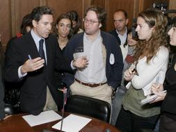 El paro ha provocado cortes de carretera en la autopista AP-7 de Barcelona. En la imagen, varios transportistas bloquean el peaje de la localidad de Roca del Vallés (Barcelona), en la AP-7. /EFE