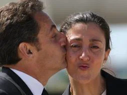 El presidente de Francia, Nicolas Sarkozy, recibe con un beso a la ex candidata presidencial colombiana, Ingrid Betancourt, a su llegada al aeropuerto francés de Villacoublay's. /AFP