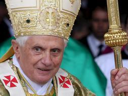 El papa Benedicto XVI oficia una misa en la Basílica de San Pablo Extramuros de Roma. /EFE