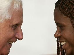 Benedicto XVI, cara a cara con una joven de raza negra. /Archivo