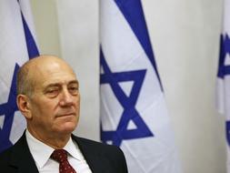 El primer ministro israelí Ehud Olmert, durante la rueda de prensa para anunciar el alto al fuego tras la reunión con su gabinete de seguridad, en Tel Aviv. /Ap