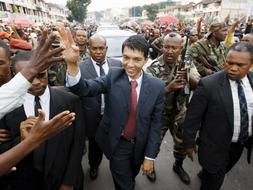 El líder opositor Andry Rajoelina (c) saluda a sus seguidores tras autoproclamarse jefe de una "alta autoridad de transición" para gobernar Madagascar. / Efe