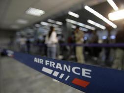 La compañía baraja como principal hipótesis que el aparato fuera fulminado por un rayo tras atravesar una tormenta. / Ap