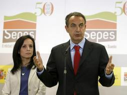 El presidente del Gobierno, José Luis Rodríguez Zapatero, junto a la ministra de Vivienda, Beatriz Corredor, durante la conferencia de prensa que ha ofrecido antes de visitar la sede de la Entidad Pública Empresarial de Suelo (SEPES), con motivo de su 50 aniversario. / Efe