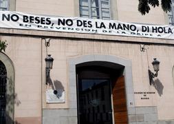 "No beses, no des la mano, di hola", el lema contra la gripe A