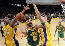 Pau Gasol y Kobe Bryant conducen a los Lakers a su undécima victoria