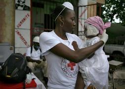 La ayuda empieza a llegar a los afectados aunque es difícil el acceso a la asistencia médica para los miles de heridos