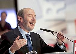 Rubalcaba hace un llamamiento desesperado a los indignados
