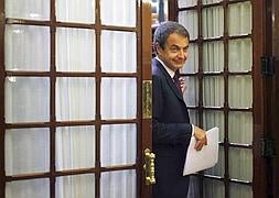 Zapatero se planta e impone primarias en el PSOE