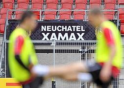 Dos jugadores del Neuchâtel entrenan en el estadio Maladiere. / Dominic Favre (Efe)