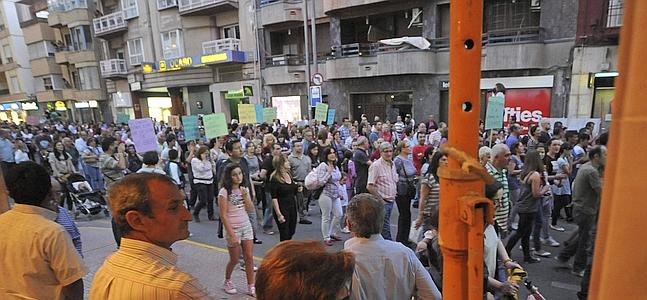 Miles de personas se manifiestan en Lorca. / Israel Sánchez (Efe)