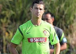 Cristiano Ronaldo se ejercita con la selección de Portugal. / Efe