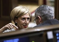 El ministro de Justicia, Alberto Ruiz-Gallardón, habla con la líder de UPyD, Rosa Díez, durante el Pleno. / Foto: Efe | Vídeo: Ep