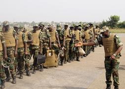 Miembros del Ejército de Malí, en el aeropuerto de Lome. / Emile Kouton (Afp)