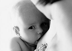 Un bebé, en brazos de su madre. /Archivo