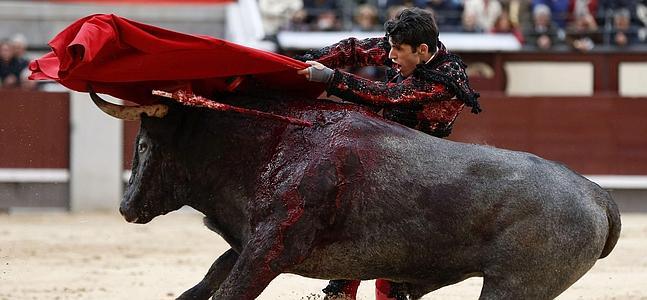 El diestro Alejandro Talavante, durante la faena al tercero de la tarde. / Javier Lizón (Efe)