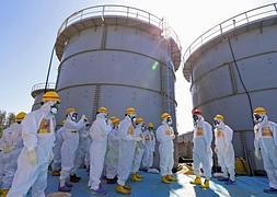El primer ministro japonés visita la planta nuclear de Fukushima. / Afp