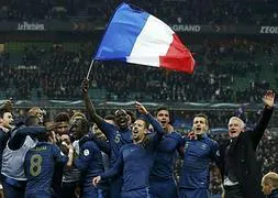 Los jugadores franceses celebran su clasificación. / Benoit Tessier (REUTERS)