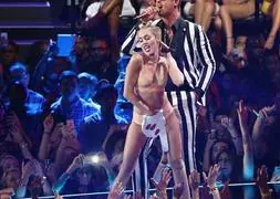 Miley Cyrus , durante uno de sus espectáculos. / Afp | Vídeo: Atlas