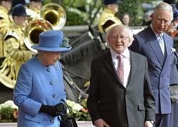 Michael D. Higgins, junto a la reina Isabel II y el príncipe de Gales. / Toby Melville (Reuters)